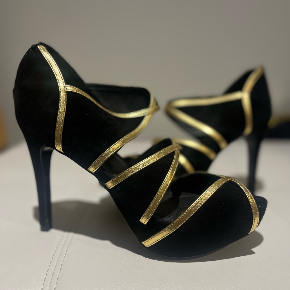 Pour la Victoria Size 8.5. Black suede with gold trim platform pump